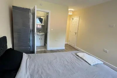 Image de Chic 1-bedroom Cozy Ensuite room in a 6-Bedroom apartment with WiFi