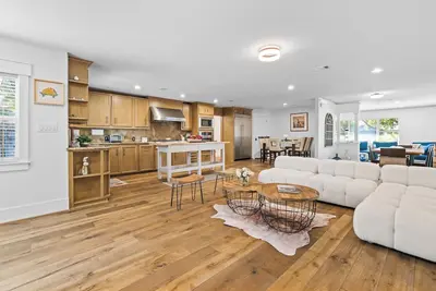 Image de Spacious Lux 4 Bdr Ranch Style Home in Highland Village/River Oaks, 2 King Beds