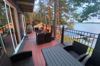Image de Spacious Lakefront Cabin Sleeps up to 14 - Perfect for the Nfl Draft! 1 Hr to Gb