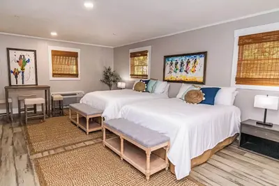 Image de Virunga, a Cozy Stay for Four in the Lodge of Karoo at Smith Mountain Lake