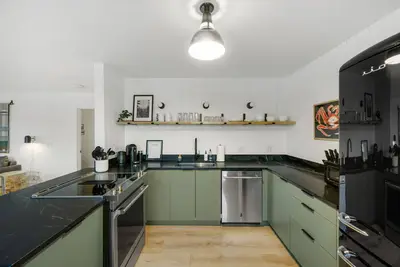 Image de New Luxury w/ View, Sleeps 4! Walk to Tours & More