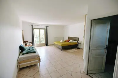 Image de 84b5 - Hibiscus, suite dans Mas Provençal du 18ème siècle