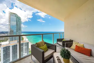Image de Unreal Ocean Views! Modern Decor - Stunning Unit! 40th Floor - Great Location!