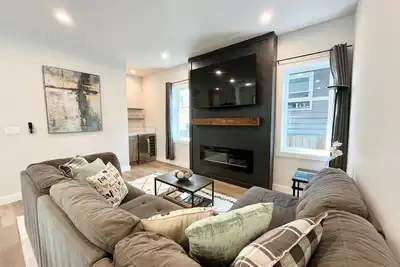 Image de Stunning and Stylish City Home W/ 1 Car Garage & Ac