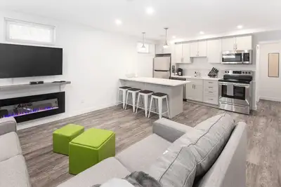 Image de 2br Lower Suite near Broadway w/ Fireplace