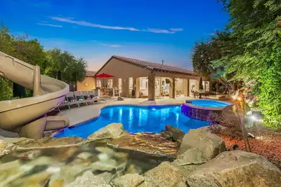 Image de Rare Gem: Pool, Spa, Game Room, Fire Table!
