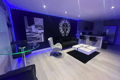 Image de Modern Chrome Heart Haven - Fireplace Bed