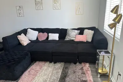 Image de Cozy 2-bedroom townhome near Den Airport pet friendly.