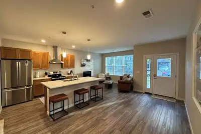 Image de Elegant Townhouse near Ndsu and Downtown Fargo #101