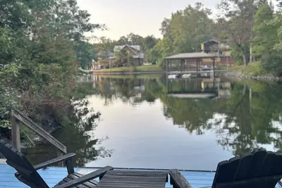 Image de Beautiful Pet friendly waterfront on lake Martin! \nWelcome to “Driftwood Vista”