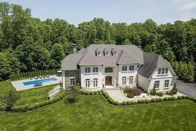 Image de Majestic 6-bedroom mansion in enchanting Katonah with pool