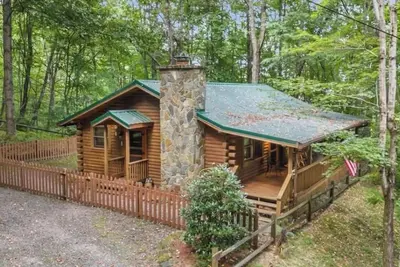 Image de Beautiful wood cabin with great views of the mountains from a huge front porch. .