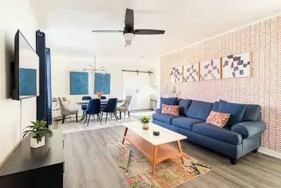 Image de Charming 4br Modern Bungalow - 5 min to Uptown