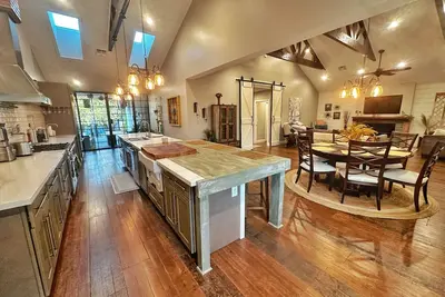 Image de Elegant Arcadia Luxury Retreat - Soaking Tub, Spa & Designer Decor