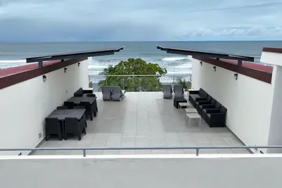 Image de Coastal Charm, Beachfront Condo with Ac and pools!