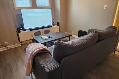 Image de Comfy minimalist 3br main house apt with priv yard by the Zoo