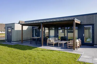 Image de Docklodge aux Lacs Frisons avec Amarrage Privé