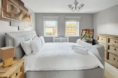 Image de Sleeps 8 Large 4 bed house in Village location with garden & driveway! \n