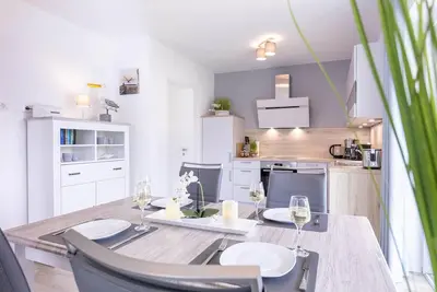 Image de Friesenkoje vacation apartment: modern relaxation on the North Sea coast.