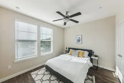 Image de Modern Design I 2bd/2bth I Properties by Preston