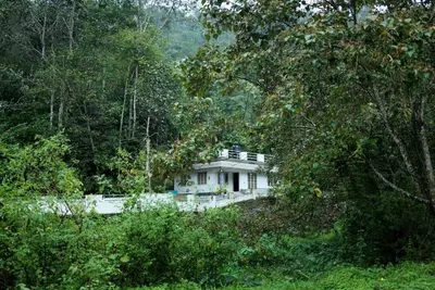 Image de A calm and cosy three-bedroom house in the mountain valleys near Munnar.