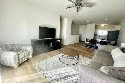 Image de The White Pine Modern, Spacious with garage