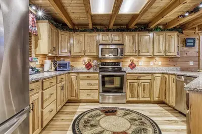 Image de The Hideout Cabin is the ultimate Smoky Mountain Getaway!