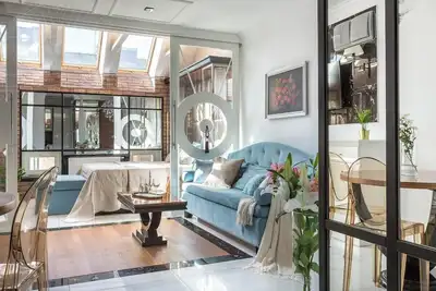 Image de Glamour studio with free-standing bathtub