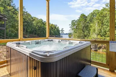 Image de Oak Road Oasis! Newly built Home with Hot Tub, Fire Pit, King Beds, Sleeps 12!