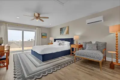 Image de Upscaled Beach House with Elevator in Surf City, Nc