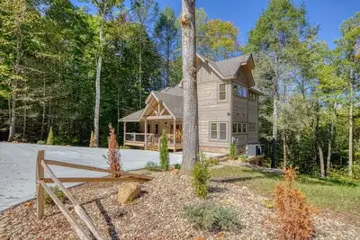 Image de Spacious three bedroom Smokey Mountain cabin in secluded Cedar Falls Resort