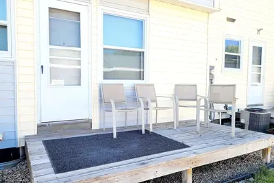 Charming 3-bedroom townhome with WiFi and Ac in Pierre
