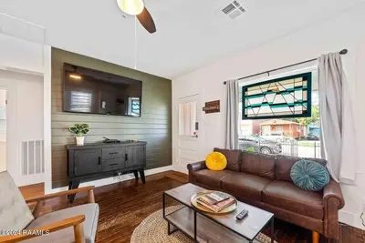 Image de Neon Moon. . . Spacious 5-bedroom house steps from Campus and Downtown Lafayette