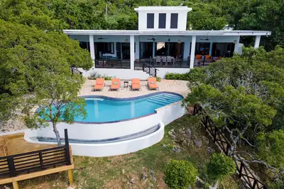Image de Minerva House - Private Beachfront Retreat-Pool-Views-Staff\n\n