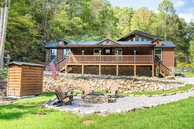 Image de 🔥 Tennessee Dream | Cozy Retreat with Fire Pit + Mortal Kombat Arcade🌲