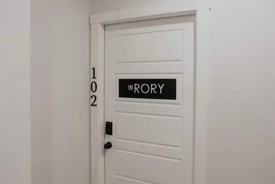 Image de Spacious New 2 bedroom Downtown Loft, The Rory! !
