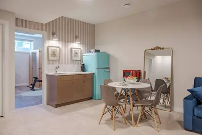 Image de Spa-Like Private Suite | Sauna, Gym, Heated Floors | Sw Calgary Retreat