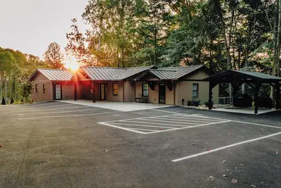 Image de Spacious 7-bedroom cabin near Lake Cumberland