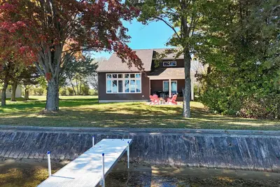 Image de Spacious 4-bedroom lakefront house with WiFi, Ac in tranquil Houghton Lake
