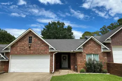 Image de The Woodsy Townhouse- 2 bed 2 bath- Weekend away, Girls Trip, Work Remotely!