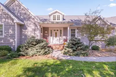 Image de Water front 4-bedroom house with Lambeau views, pool table and theater room