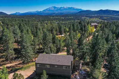 Image de Alpine Haven: Spacious Home with Wrap Around Deck & Pikes Peak Views