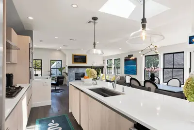 Image de 🏳️‍🌈 Luxury Condo ⛴️ Steps to Ferry 😎 Roofdeck 🌅 2 Car Parking 🚘🚘