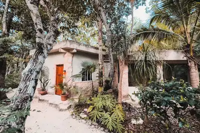 Image de Private casita in lush jungle oasis with a/c, pool, gym, fiber wifi and laundry