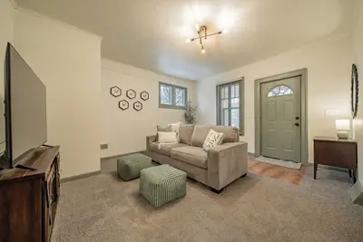 Image de Fully Furnished Cozy Home with Fenced Yard in a Peaceful Neighborhood