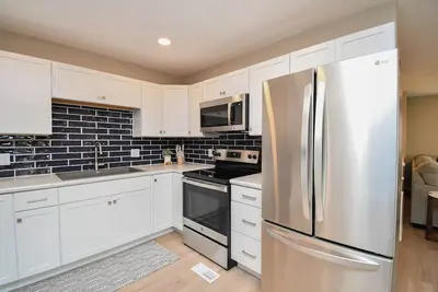 Image de New! Spacious & Remodeled Hilltop Charmer