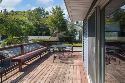Image de Completely Remodeled Lake House w 3 bedrooms 2 bath, deck & amazing beach view