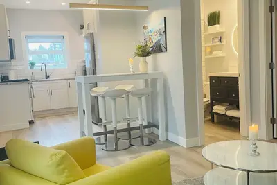Image de Floating retreat - unique & modern! Mins from the seabus & downtown Vancouver!