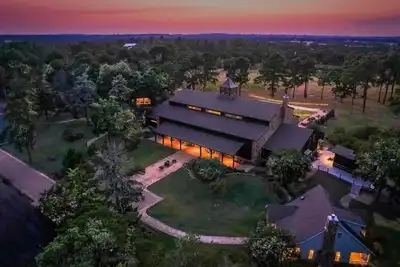 Image de The Vine: Stunning Event Venue\/Retreat on Vineyard with Private Lake, Sleeps 20