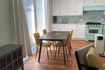 Image de Charming bungalow with mid-century flair in Austin with WiFi and Ac